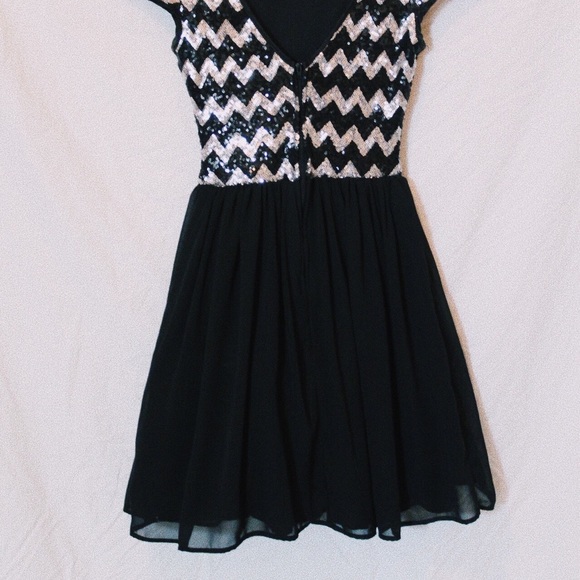 CHEVRON BLACK AND SILVER HOMECOMING DRESS - Picture 3 of 3